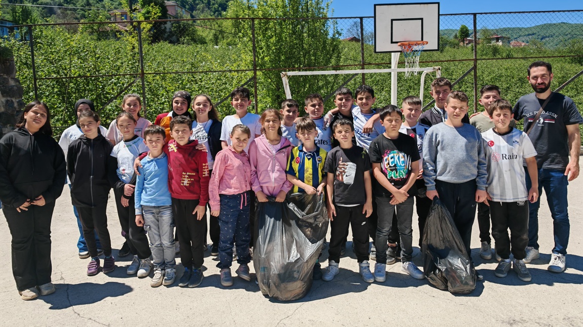 Öğrencilerden Çevreye Duyarlı Hareket: Okul Bahçesi Temizliği Etkinliği